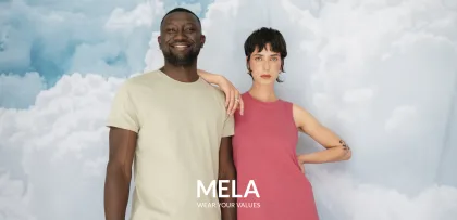 MELA Fair-Fashion-Postkartenmotiv „Wear your Values“ für eine PostPal Direct-Mail-Kampagne