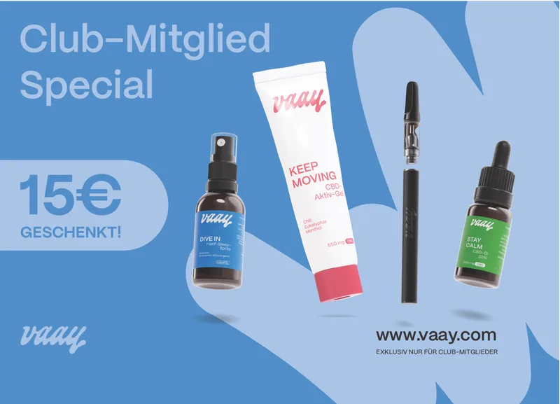 VAAY VIP-Winback-Postkarte (DIN A6, Vorderseite): blaues Motiv „Club-Mitglied Special“ mit „15 € geschenkt“-Störer und der VAAY-CBD-Produktrange, gedruckt und versendet mit PostPal zur Reaktivierung inaktiver VIP-Kunden